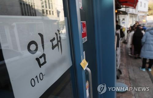 자영업부채 400조 돌파…정부 "연체율 반등, 위험수위 아냐"