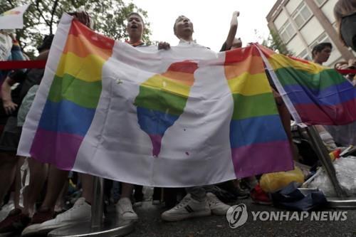 대만에 '무지개 깃발'…아시아 첫 동성결혼 인정