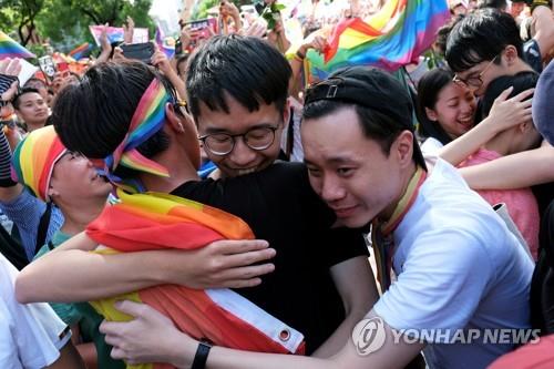 대만에 '무지개 깃발'…아시아 첫 동성결혼 인정