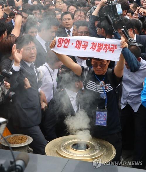 격렬 항의속 5·18 참석한 황교안, '임을 위한 행진곡' 제창