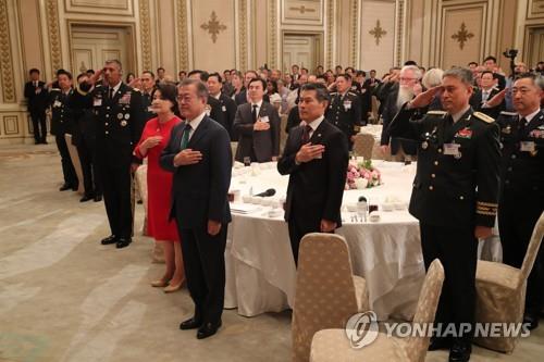 文대통령, 내일 靑서 한미 軍지휘부와 단독오찬…취임후 처음