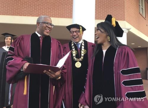 대학 졸업식에 나타난 '키다리 아저씨'…"학자금 다 갚아주겠다"