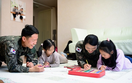 "육아·가사, 군인들도 잘해요!" 육아휴직·탄력근무 문화 확산