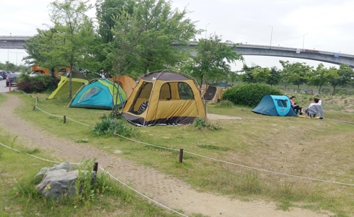 때이른 더위에 아라뱃길 불법 야영·낚시 급증…단속 '진땀'