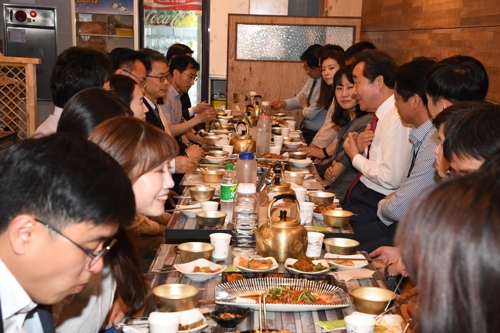 이총리, 세종으로 이사 온 행안부 직원들과 막걸리 회동