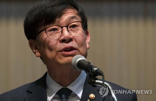 김상조 "일감몰아주기 용납 안돼" 카카오 "해외기업과 역차별"