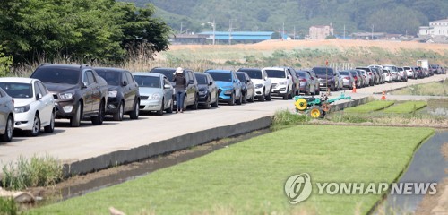 봉하로 향하는 긴 행렬…아침부터 盧 전 대통령 추모 열기