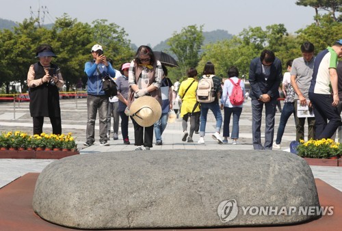 봉하로 향하는 긴 행렬…아침부터 盧 전 대통령 추모 열기