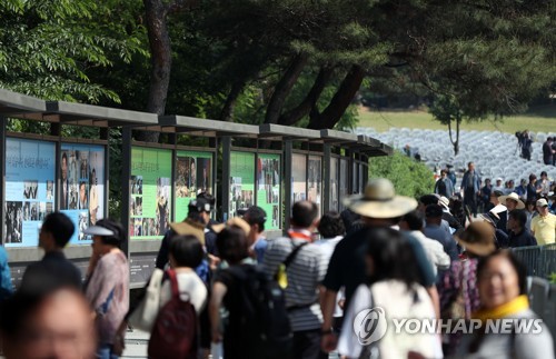 봉하로 향하는 긴 행렬…아침부터 盧 전 대통령 추모 열기