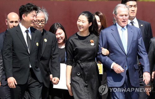 盧 전 대통령 손녀와 팔짱 끼고 입장한 부시…너럭바위 참배