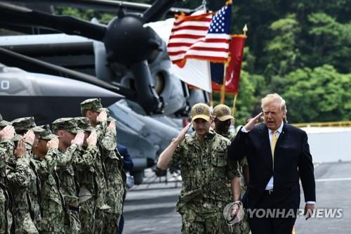 트럼프, 日 군비증강 논란 속 이즈모급 호위함 승선