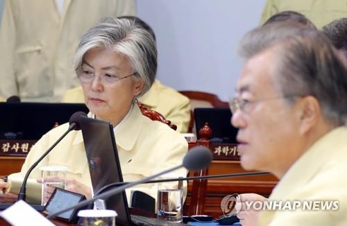 외교부에 '당근과 채찍' 꺼내든 文대통령…'신상필벌' 메시지