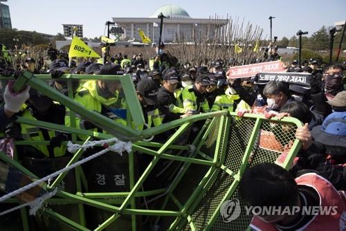 "집회 불법행위 미리 계획" 민주노총 간부들 영장심사 출석