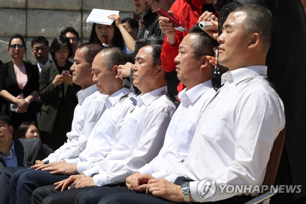 자유한국당 국회의원 `집단삭발`...대여투쟁 `선포`