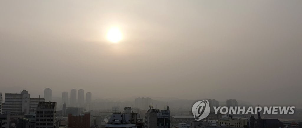 [날씨] 기온 오르면서 초여름 날씨…미세먼지는 `나쁨`