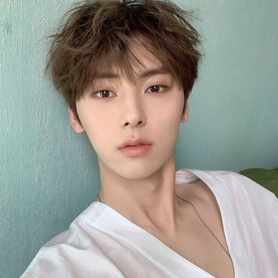 뉴이스트 황민현, `미친 미모`…"조각이다 조각"