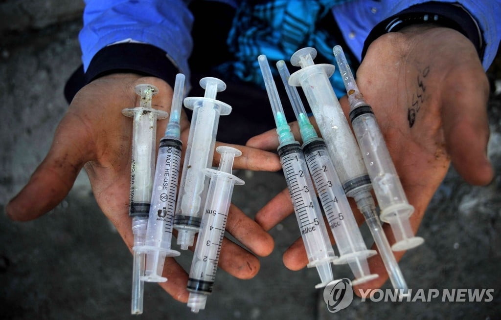 파키스탄서 93명 HIV 집단 감염…"주사기 한 개로 치료"한 의사 체포