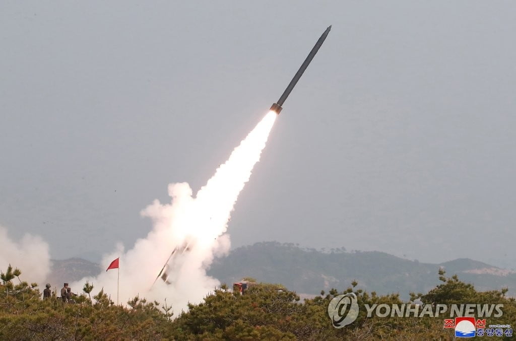 김정은, 北 미사일 발사 참관...美 "탄도미사일 맞다"