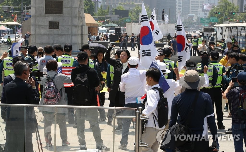 광화문에 `기습 천막...서울시 "자진 철거 않으면 강제 철거"