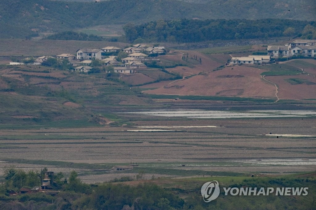 北, 식량지원 거부 가능성?…"`인도주의` 생색, 겨레에 우롱"