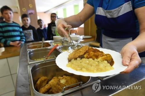 美 고등학교서 돈 없는 학생에 무료급식 준 직원 해고…학부모들 `반발`