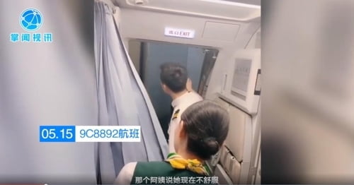 "딸이 아직 안와서"…탑승구 앉아 비행기 이륙 지연시킨 승객 영상 논란