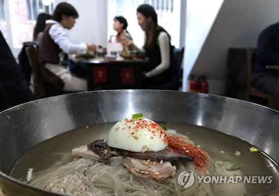 주요 외식비 1년새 `최고 8%↑`…냉면 한 그릇 `1만4천원`