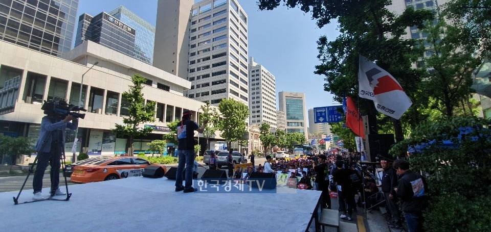 이틀째 주총장 점거한 현중노조…현차노조는 "연대투쟁" 선언