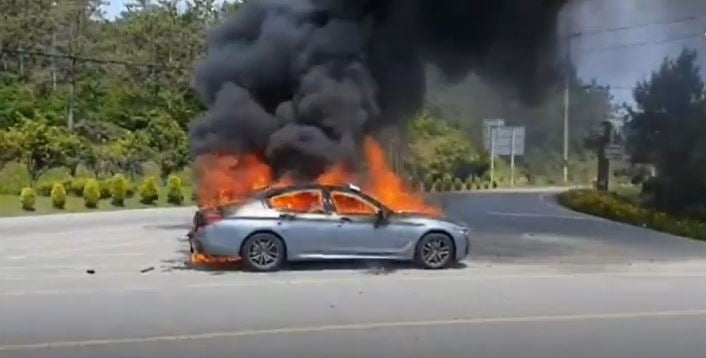 BMW 승용차 주행 중 화재..."또 시작인가" 불안