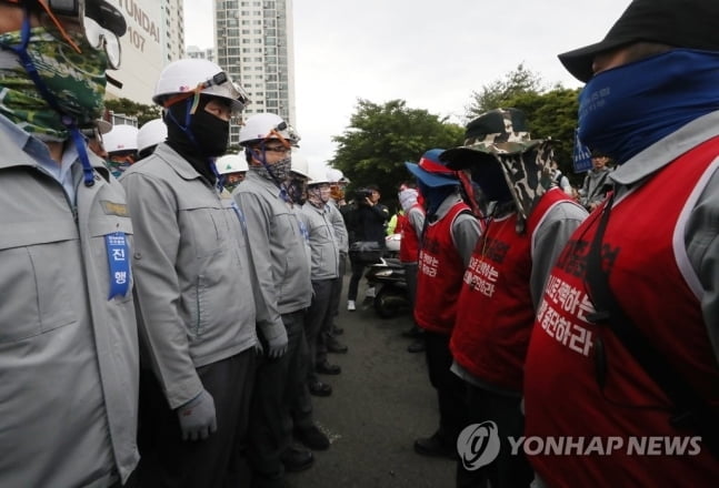 현대重노조 주총장 점거 유지…현대車노조 "총파업 돌입 비상대기"