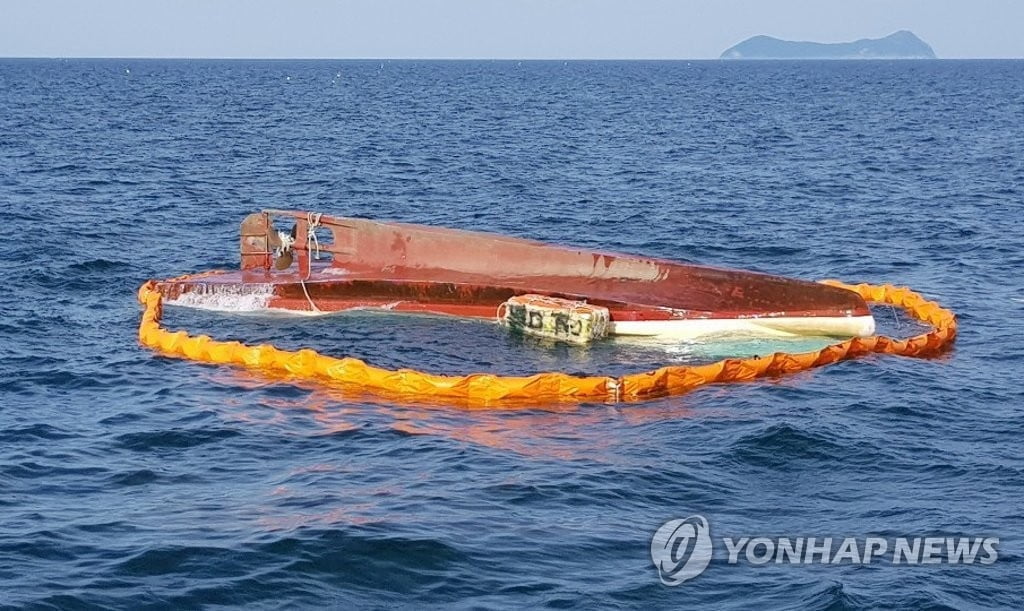 부안서 어선 전복, 선원 3명 사망..."폐로프 감긴 듯"