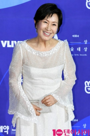 [TEN PHOTO]김혜자 &#39;국민엄마 대상 받았어요&#39;(백상예술대상)
