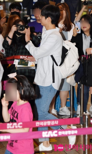 [TEN PHOTO]박보검 &#39;팬들에게 하나하나 인사하는 젠틀맨&#39;