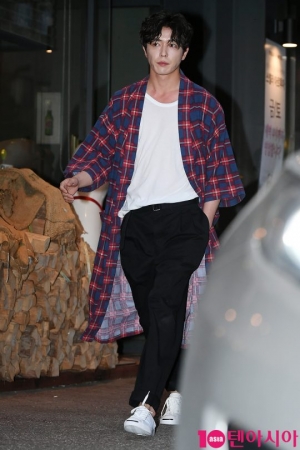 [TEN PHOTO] 김재욱 &#39;멋짐을 품고&#39;
