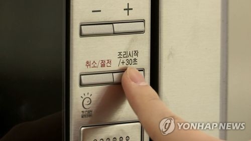 전자레인지에는 꼭 전용용기 사용…"금속용기 절대 안 돼"