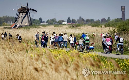 "관광객 인제 그만" 네덜란드, 초강력 관광 '억제책' 모색