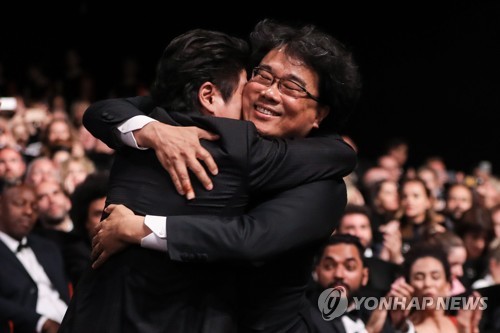 칸 '황금종려상' 봉준호 "한국영화 100주년에 주는 선물"