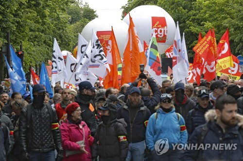 프랑스 '공무원들 일 너무 안 해' 주 35시간 강제하기로