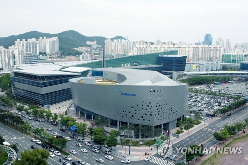 벡스코, 용역업체 직원 정규직 전환 갈등…절차 '올스톱'