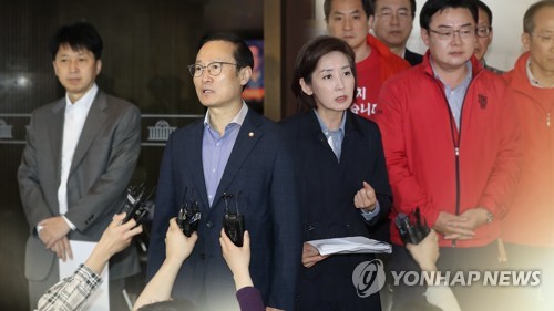 한국당 '전국순회' 장외투쟁 본격화…4당 "국회로 복귀" 압박