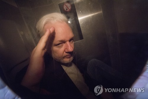 英법원, '위키리크스' 어산지에 징역 50주…보석조건 위반 이유