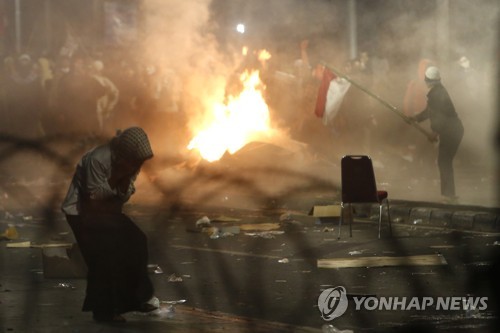 인니 대선 불복 시위 다시 격화…화염병 던지며 경찰과 대치