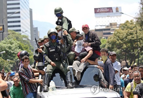군사봉기 시도 속 베네수엘라 '유혈충돌'…"100명 이상 부상"