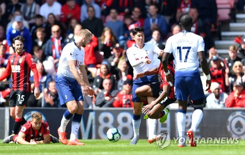 손흥민, EPL 첫 퇴장…9명이 싸운 토트넘, 본머스에 0-1 패배