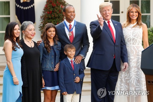 골프황제 우즈, 美자유메달 수상…트럼프 "진정한 레전드"