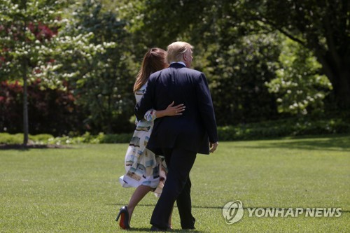 트럼프, 일본 방문 위해 출국…"아베와 무역·군사 논의할 것"