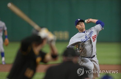 류현진, 6이닝 2실점 7승 수확…홈런성 2루타로 첫 타점도