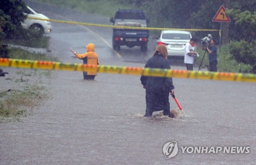 제주 강한 비바람…항공·선박 운항 차질·행사 축소