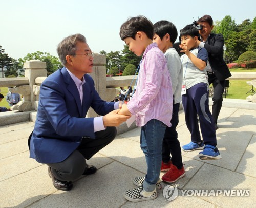 文대통령, 어린이날 '강원산불 진화' 소방관 자녀 만난다