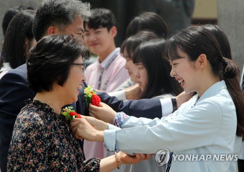 "로봇이 대신할 수 없는 스승의 사랑" 2967명 정부포상